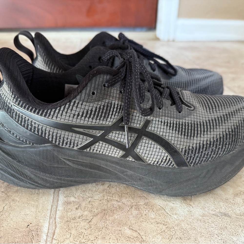 Asics Novablast 3 LE Men’s Size 7.5 Running Shoes Black Graphite (discontinued)